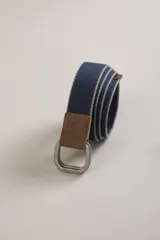 Cinturón negro de tela con hebilla doble cuadrada metálica.