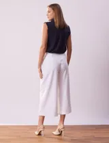 Pantalón blanco crop wide leg de crepe elastizado.