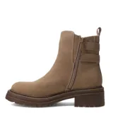 Botas de caña corta color taupe, con suela track y dos hebillas decorativas laterales. Presentan un diseño urbano con acabado mate y tirador en la parte posterior.