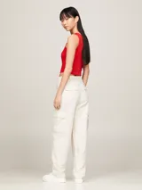 Pantalón cargo color crema de corte cónico, tiro alto y estilo mom. Cuenta con cierre de cremallera y botón, bolsillos laterales y bolsillos tipo cargo.