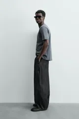 Remera color arena de corte recto, cuello redondo y mangas cortas.