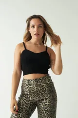 Top tejido de punto color beige, con escote corazón y breteles finos. Presenta una textura acanalada y un corte corto al cuerpo.