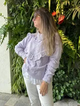 Sweater lila de punto calado con volados en el cuello, el pecho y los puños.