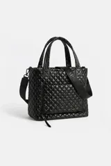Cartera tote maxi bag color negro, con diseño acolchado y pespuntes en rombos. Cuenta con doble asa de mano, correa ajustable y extraíble, cierre superior y detalle de llavero con pompón y borla colgante.