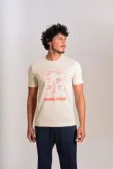Remera de cuello redondo y manga corta color beige, con estampado gráfico frontal en color naranja que representa un brindis con diversas copas y el logo de la marca Original Penguin.