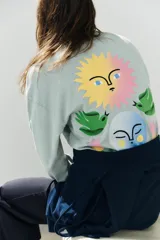 Camiseta de algodón con efecto lavado en color verde menta, de corte oversize, cuello redondo y manga larga. Presenta un pequeño estampado delantero diseñado por Agustina Shuan.