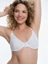 Soutien de encaje blanco con aros, sin relleno, con breteles ajustables y cierre posterior con broches.