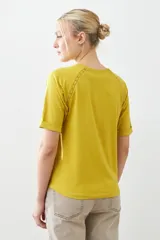 Remera de manga corta con diseño raglán y detalle de vainillas en las costuras de los hombros. Presenta un corte clásico y cuello redondo.
