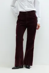 Pantalón acampanado de pana color chocolate, con cintura alta y corte holgado.