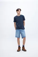 Remera de manga corta color blanco, con cuello redondo y corte holgado.