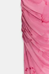 Vestido midi de tejido mesh color fucsia con estampado floral en tonos más oscuros. Presenta escote pico, tirantes finos ajustables y detalle de tejido drapeado en el cuerpo. Cuenta con forro interior y cierre lateral con cremallera oculta.