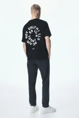 Pantalón de vestir gris oscuro, corte slim fit, con bolsillos laterales y traseros. Cierre frontal con botón y cremallera.