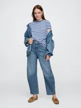 Remera de manga corta con diseño de rayas horizontales en color marrón y blanco, confeccionada con cuello redondo al tono.