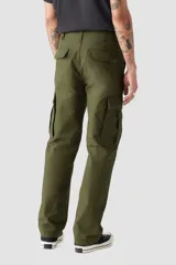 Pantalón cargo verde militar de corte recto con bolsillos laterales con solapa.