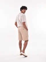 Bermuda de hombre color gris oscuro, de corte regular y largo hasta la rodilla, con cintura elástica y cordón de ajuste.