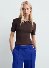 Pantalón de tiro medio color azul, con diseño recto y largo, trabillas para cinturón y cierre oculto con botón, gancho y cremallera.