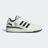 Championes Adidas Forum Low CL de estilo retro inspirado en el básquet. Presentan un diseño en color blanco con detalles en azul marino en las icónicas tres tiras laterales, el talón y la suela. Están confeccionados con una combinación de cuero y materiales sintéticos, ofreciendo un look clásico y urbano.