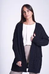 Cárdigan negro tejido con diseño de ochos, corte holgado y bolsillos frontales.