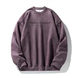 Buzo oversize de tela tipo gamuza suave en color lila, con cuello redondo, mangas largas y estampa frontal con el texto "Magisterial Master THE YOUTH".