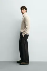 Jersey de punto perlado con cuello perkins y cierre frontal de cremallera. Presenta un corte regular fit, manga larga y acabados en rib en puños y bajo.