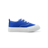 Championes deportivos de lona color azul con suela blanca de goma.