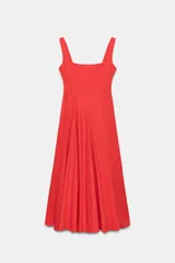 Vestido midi de popelina de algodón en color rojo, con escote cuadrado, tirantes anchos, detalles de godets en la falda y cierre lateral con cremallera oculta.