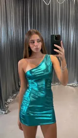 Vestido corto metalizado color turquesa, de un solo hombro, con fruncido lateral y corte ajustado al cuerpo.