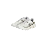 Championes de trail running On Running modelo Cloudvista 2, en color blanco con detalles en verde oliva. Presentan capellada de malla transpirable, cordones tradicionales y suela con tecnología CloudTec para mayor amortiguación.
