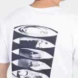 Remera de manga corta color blanco, con cuello redondo y pequeño logo circular estampado en el pecho.