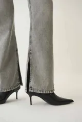 Jean recto de denim 100% algodón, color celeste claro con efecto desgastado. Presenta tiro alto, trabillas para cinturón y bolsillos delanteros y traseros.