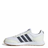 Championes urbanos Adidas Run50S, color blanco con detalles en beige y las icónicas tres tiras en azul oscuro. Presentan una suela de goma color caramelo y un diseño inspirado en el running retro.