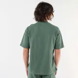 Remera de manga corta color verde en tejido texturizado tipo nido de abeja, con cuello redondo.