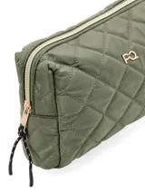 Neceser color beige con diseño acolchado en forma de rombos, cierre de nylon, manija de mano en cinta textil y logo metálico de la marca.