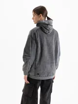 Campera estilo bomber de denim lavado color gris oscuro, con cierre frontal, capucha con interior de corderito y bolsillos frontales tipo canguro.