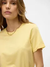 Remera de algodón orgánico negro, de manga corta con vuelta en el dobladillo, cuello redondo y calce regular.