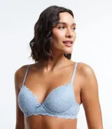 Soutien femenino modelo base, con relleno hueco, confeccionado en encaje rústico. Posee tirantes finos ajustables y un pequeño lazo con medalla aplicada en el centro del busto.