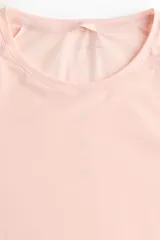 Camiseta deportiva de manga larga con tecnología DryMove™, cuello redondo y diseño con aberturas para el pulgar en los puños, de corte estándar y color rosado.
