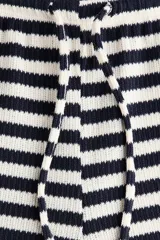 Pantalón de punto suave, con diseño de rayas horizontales, cintura elástica con cordón de ajuste y piernas amplias de corte recto.