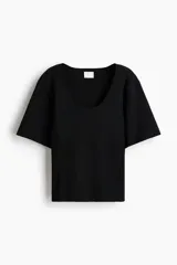 Remera entallada en punto fino de color negro, con hombros caídos, escote en U con ribete acanalado y mangas cortas amplias.