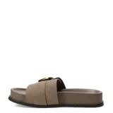 Sandalias tipo slide Miss Carol Zafira de color marrón, con tira ancha en el empeine y una gran hebilla metálica dorada decorativa. Poseen plataforma plana y diseño cómodo para el uso diario.