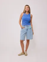 Musculosa de algodón con efecto lavado, cuello redondo y diseño ajustado al cuerpo.