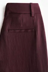 Pantalón sastrero de tiro alto en mezcla de lino y viscosa, color bordó, de pierna ancha y corte recto.