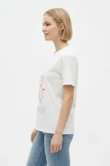 Remera blanca de manga corta con cuello redondo y estampado frontal de inspiración veraniega con motivos italianos, limones y la leyenda Italia Amalfi Capri.