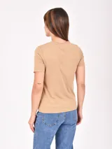 Remera de algodón color negro con efecto lavado, cuello redondo y mangas cortas con terminación al corte.