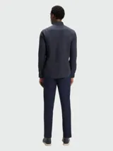 Camisa de lino de corte slim fit en color celeste, con cuello abotonado y mangas largas.