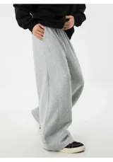 Pantalón deportivo baggy color negro, de algodón, con corte holgado y tiro alto.