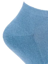 Medias cortas de deporte color celeste tipo denim, confeccionadas en tejido de punto elástico.