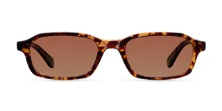Lentes de sol con montura rectangular de diseño carey y cristales polarizados en tono marrón.