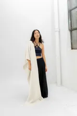 Chal tejido color crudo con flecos.