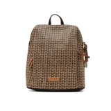 Mochila de diseño estructurado con tejido trenzado en tonos tierra. Presenta detalles en cuero sintético color suela, incluyendo tiradores de cierre con borlas decorativas y una placa metálica con el logo de la marca en la parte inferior frontal.